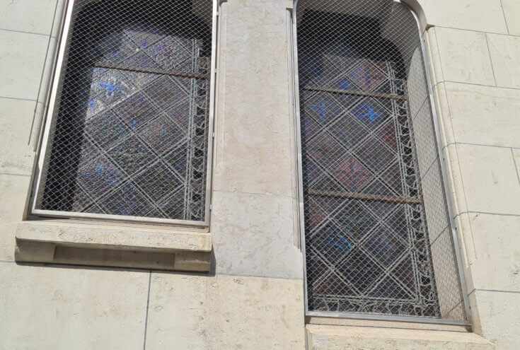 Protection de vitraux en treillis inox - Patrimoine